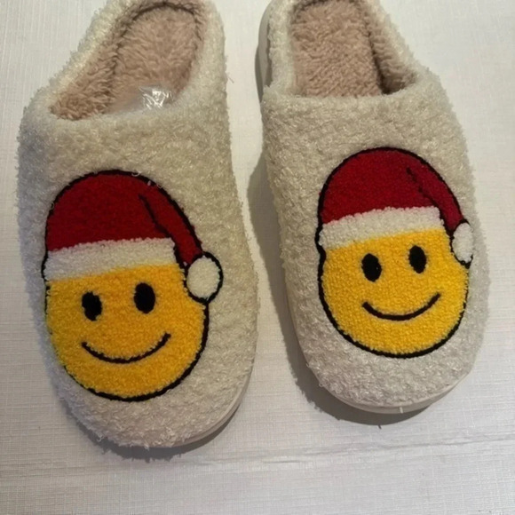 Brand new slippers - Picture 1 of 2
